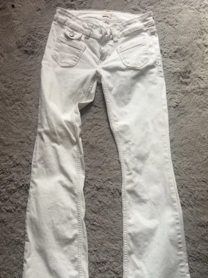 Vita jeans - Vita jeans, skavank på sista bild som knappt syns🩷