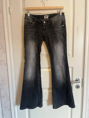 Svarta bootcut jeans - Säljer ett par svarta bootcut jeans. Jeansen är i bra skick, har använt (2gånger). perfekt till någon som vill ha ett par jeans som sticker ut.