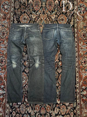 Vintage raw our legacy jeans - Ett par riktigt fina our legacy jeans med extremt bra kvalitet. Inga defekter förutom slitning vid knät. Dem har en riktigt fin rak passform. Midja:40cm Längd:102cm Benöppning:19cm