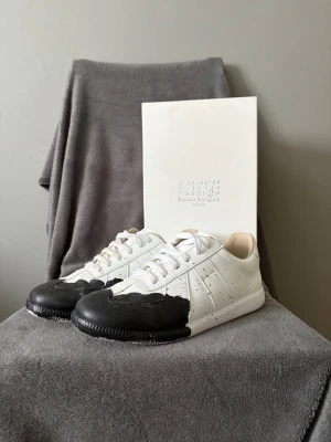 Maison Margiela - Tja, säljer nu mina Maison Margiela skor med den färgade tån. Dom är i storlek 42, frågor besvaras i pm och pris kan diskuteras vid snabb affär!