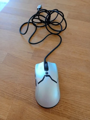 Razer Viper Mini Gamingmus - Säljer en grymt bra spelmus som bara väger 61g i gott använt skick enligt bilder. Har den unika handmålade färgen Gun Metal Silver. Fungerar utmärkt. Specifikationer längst ned.  Nypris: 1750 SEK Mitt pris: 289 SEK  Skriv vid frågor och se gärna mina andra annonser! Skapar gärna deals och paketpriser för just dina behov!   Skickas snabbt och spårbart med alla möjliga fraktsätt  Den ultimata, kompromisslösa miniatyrmusen: 10% mindre och lättare än 61g, med en 8500 DPI optisk sensor som passar de 