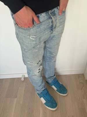 Replay jeans - Replay jeans| Modell: Timnar, passar straight | Storlek: 32/32 | Bra skick | Slitningar är orginal