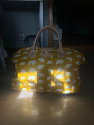 Svensk Tenn bag - Säljer min superfina Svensk tenn väska köp i Stockholm i svensk tenn butiken, ny pris 3400kr. Den kommer aldrig till användning för mig den är helt oanvänd och orörd!🌸😍