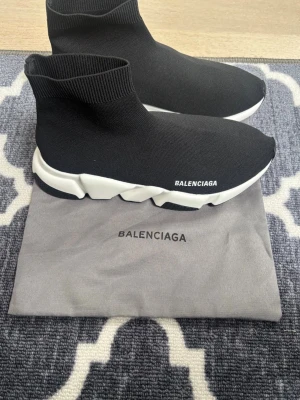 Svarta balenciaga  - -
