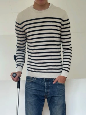 Vit Randig tröja - Vit Randig tröja sitter i strl S! Bra skick utan nåra defekter och hör gärna av er vid frågor elr funderingar! 