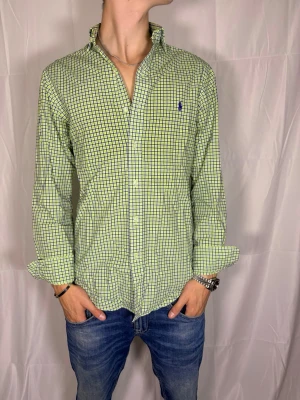 Ralph Lauren Skjorta - Snygg o fräsch skjorta med lite liv i. Modellen är 180cm, 64kg