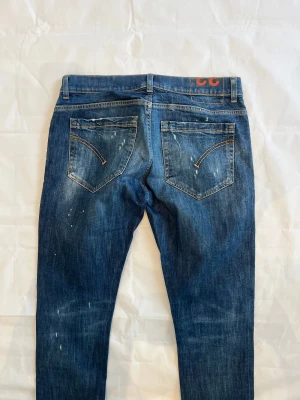 Dondup George Jeans Blue - Herrjeans i blå nyans, modell George. Begagnad i mycket gott skick.