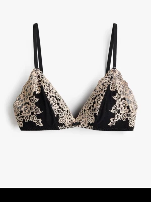 Svart spetsbralette med beige detaljer - Säljer denna bh-n från hm som aldrig kom till användning ☺️💕storlek M men de passar S 