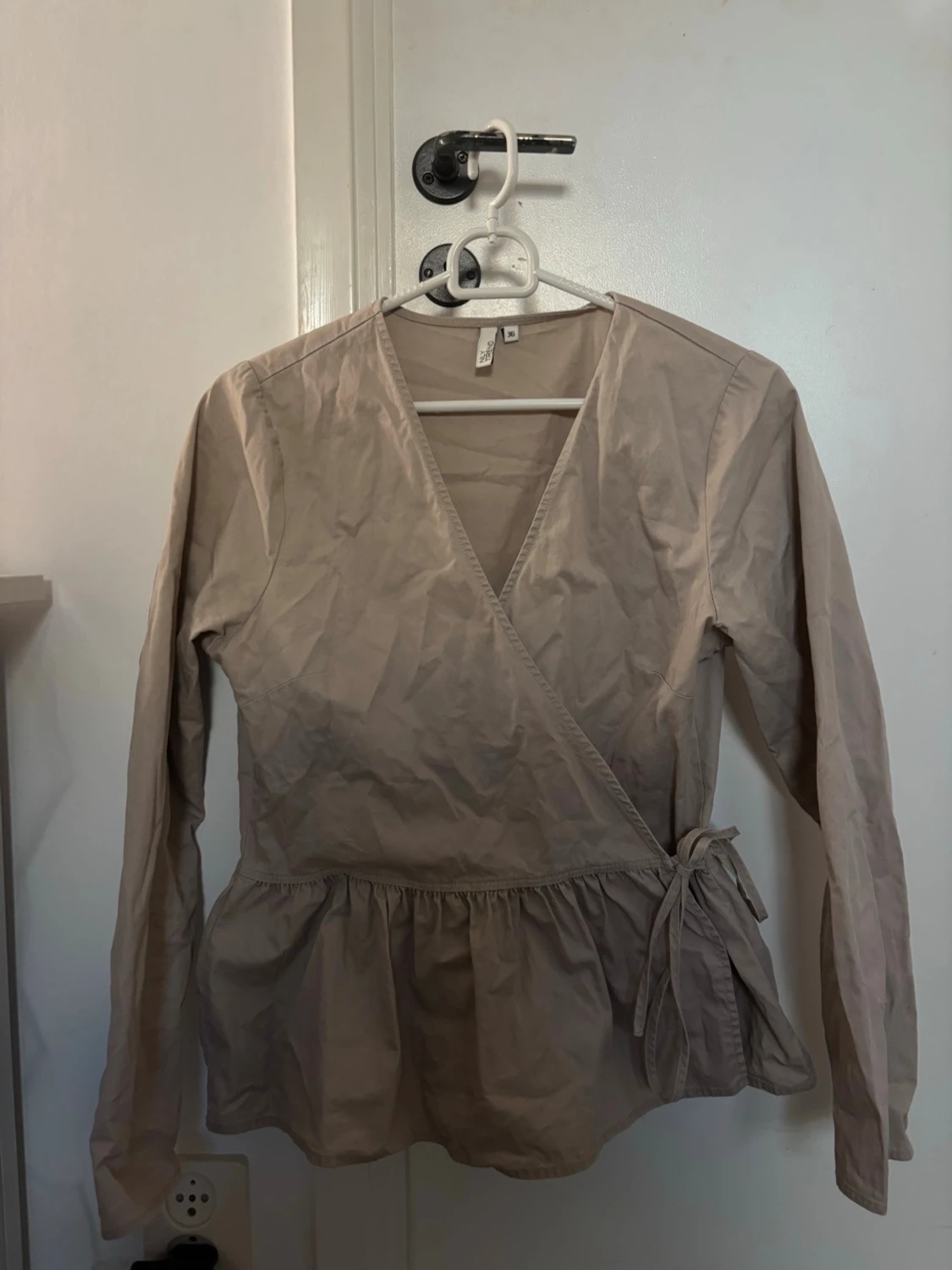 Beige omlottblus med knytband