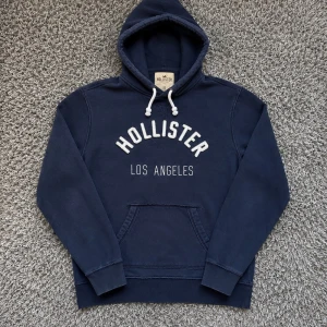 Hollister hoodie ~ Vintage - Säljer denna roligt stilrena hollister hoodien i mycket fint skick!🌟Strl XS /// Hör gärna av er om ni har funderingar!👏