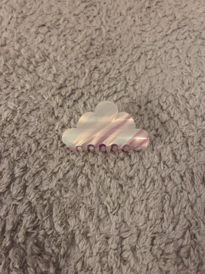 Molnformad hårklämma - Söt hårklämma i form av ett moln med pastellfärgade ränder i flera färger. Klämman är gjord i plast och har en glansig finish som ger ett lekfullt intryck. Perfekt accessoar för att piffa upp frisyren med en unik detalj.