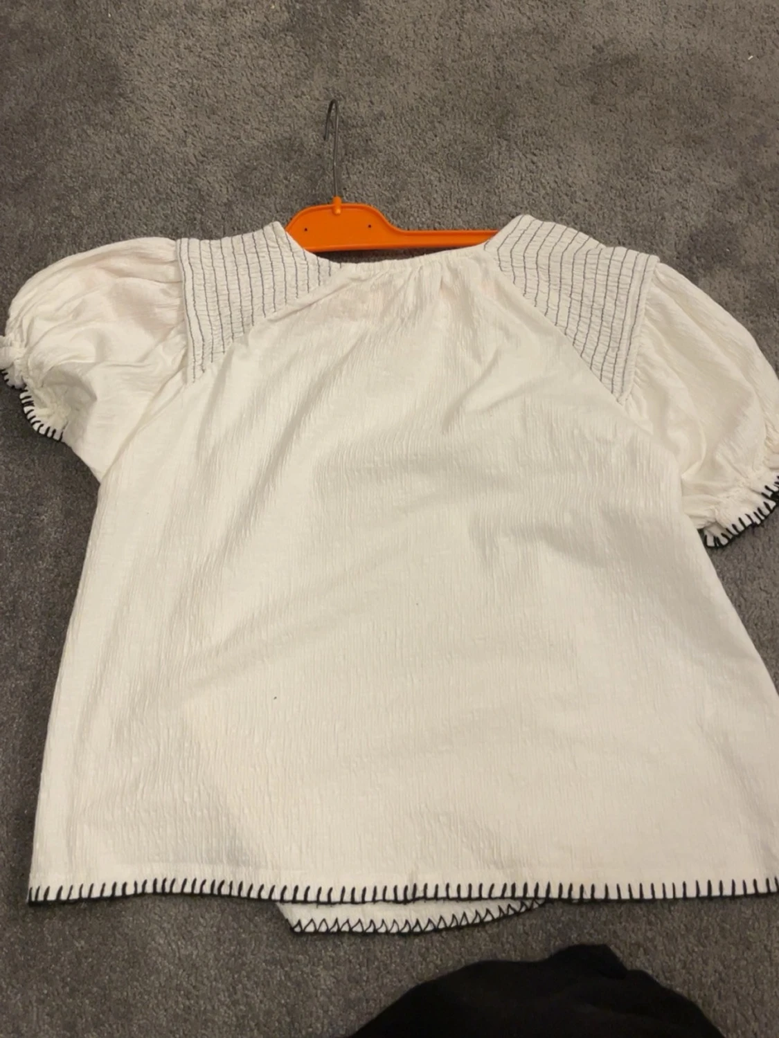 Vit blus med puffärm och broderidetaljer - 1