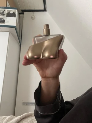 Billie eilish parfym - Gourmand vanilj typ 25% kvar i den och tyvärr tappat bort huvudet alltså locket till parfymen så säljer den billigt då denninte kommer till användning längre. 50ml är parfymen från början