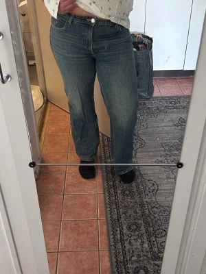 Blå raka jeans med hög midja - Ett par klassiska blå jeans med rak passform och hög midja från Zara. Säljer då det är för små för mig😕 Materialet är denim i bomull.