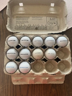 Golfbollar Srixon  - Säljer ett gäng srixon golfbollar 14 st totalt om du vill veta exakt vad det är för bollar så kan jag skriva de