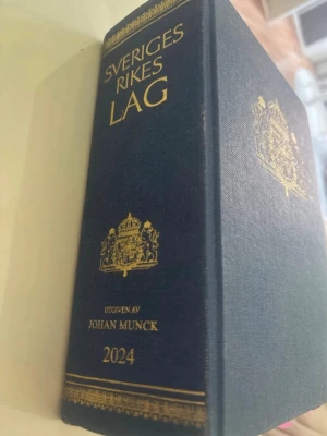 Lagbok 2024 - Använd för kurser inom juridik. Boken och alla sidor är hela  jag har satt på etiketter så att det blir enkelt att hitta de lagar som används mest (se bild 2-3). Däremot finns det en del markeringar över viktiga lagar (se bild 4). Även tilläggs-boken ingår. Den har inga anteckningar eller markeringar på insidan.
