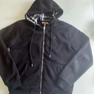 Svart Burberry Zip Hoodie - Helt ny, bra kvalité men blev liten efter jag fick den.