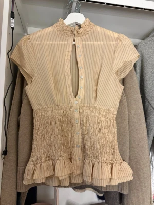 Söt Zara topp  - Jättesöt Zara topp, storlek m men mindre i storlek 🤍