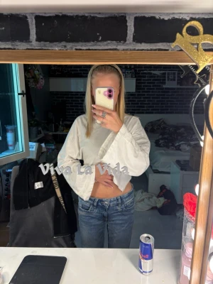 Jeans  - Fina jeans ifrån Gina, sparsamt använda och inte slitna eller så vid fötterna💕