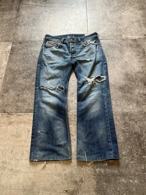 Vintage Flared Diesel Jeans - Zatiny - tja! säljer nu mina diesel jeans med sjukt feta fades👏 de sitter flared🥹strlk 32 o i riktigt bra skick (lite korta i strlken)🫡 tveka inte på att skriva ifall ni har fler frågor😉