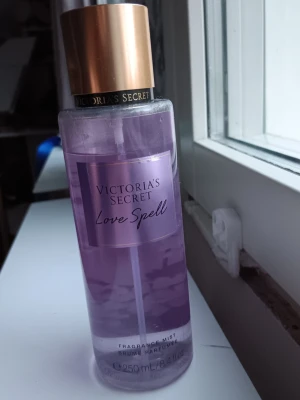 Victoria's Secret Love Spell - body mist från Victoria's Secret i doften Love Spell. Flaskan och korken är lite skadade, och då de finns en liten spricka i korken så sitter den väldigt löst. Säljer då den knappt kommer till användning. Pris kan diskuteras och tar gärna emot byte 💕
