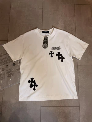 Chrome Hearts x Off-white T-shirt - Tee från chrome hearts och off white collab, väldigt bra kvalité. Helt ny, oanvänd med tags. Hör av dig vid fler frågor! 599kr