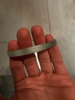 Maison Margiela Armband - Armband från Maison Margiela, väldigt bra kvalité. Det är i 925 silver med matt finish. Helt nytt och passar alla storlekar. Hör av dig vid fler frågor!