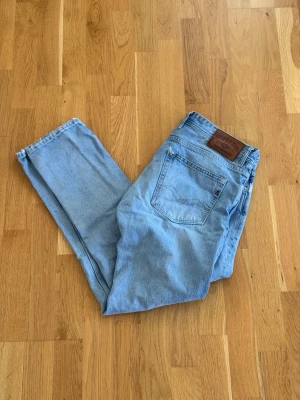 Replay Grover - Säljer ett par riktigt snygga Replay Grover. Storleken på jeansen är W33, L32. Passar S/M/L. Perfekta till vardagslooken och passar till det mesta. Säljs för 399kr pga att jag inte får användning av dem och nypris är 1500-1800kr!☺️