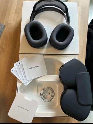 AirPods Max - Midnight black  - Säljer dessa super snygga midnight black hörlurar i AirPods Max-modell. Sitter riktigt skönt och ser otroligt snygga ut. Helt nya och funkar perfekt med Bluetooth till mobilen. Pris: 1499 