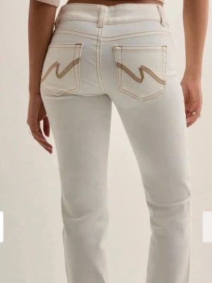 Nya vita jeans - Helt oanvända, passade inte mig och hann inte lämna tillbaka. Jätte snygga😚nypris 700