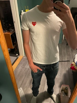 Vit t-shirt Comme des Garçons Play -  Comme des Garçons Play storlek M men passar mera Xs mått och fler bilder kan skickas privat öppen för bud 😊