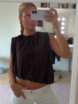 Balong topp - Skit snygg balong topp från H&M som är lite brun röd i färgen, köptes för ett par veckor sen och aldrig använd❤️