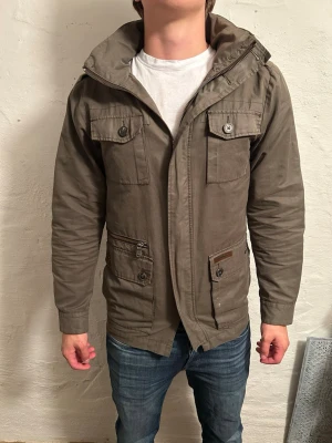 Vintage~Fieldjacket - Fieldjacket från peak performance. Pris går att diskuteras vid snabbaffär. Modell är 185cm. Hör av er vid funderingar!