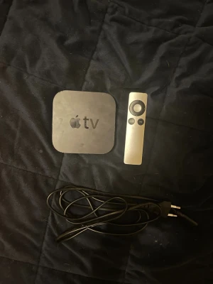 Apple TV gen3 med fjärrkontroll - Apple tv gen 3 med fjärrkontroll funkar utan problem har mest använt den till AirPlay fjärrkontrollen kan behöva nytt batteri men de går att byta snabbt kommer återställd .