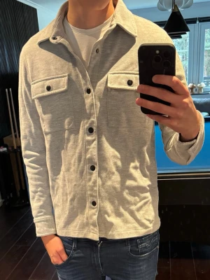 Selected homme overshirt  - Hej säljer nu denna Selected homme overshirt som är i storlek small och som är i helt nytt skick. Kom dm för mer frågor 😇
