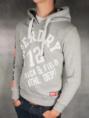 Superdry Hoodie - Superdry Hoodie • Storlek: S • Skick: 9/10 – fint skick utan skavanker • Inkluderas: Endast Hoodie • Nypris: Ca 1200kr • Passform: Modellen på bilden är 180 cm lång, väger 65 kg •