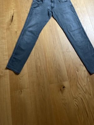 Gråa replay jeans - Säljer nu dessa gråa anbass replay jeans för dom inte passar längre. Dom är i väldigt fint skick utan tydliga tecken på användning.