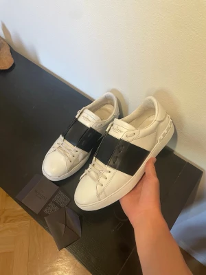 Vit/svarta Opens från Valentino - Riktigt fina Valentino Opens i nytt skick med inga större defekter / storlek 44 fits 45 / kuvert och kort medföljer / kontakta via intresse eller annat och priset kan diskuteras😊
