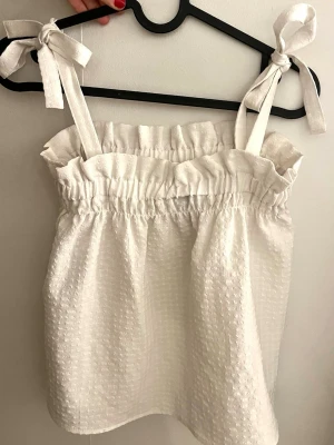 Söt vit topp - Vitt linne med knytband från hm. Storlek xxs men passar mig som har xs💞
