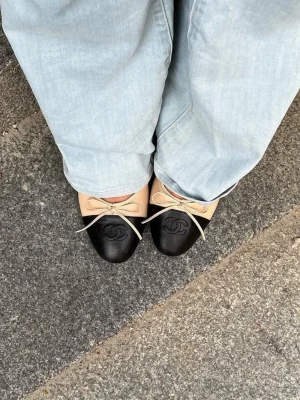 Beige och svarta ballerinaskor Chanel - . Perfekta till jeans eller kjol för en chic outfit 