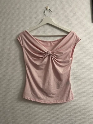 Söt t-shirt - En jättefin t-shirt, en liten fläck finns men går nog bort i tvätten ( se bild 2 )