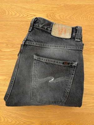 Nudie Jeans - Säljer dessa riktigt sköna jeans från Nudie! | Storlek: 33/32 - Skick: 9/10 - Mått: Midja 43cm, längd 103cm och benöppning 20cm.