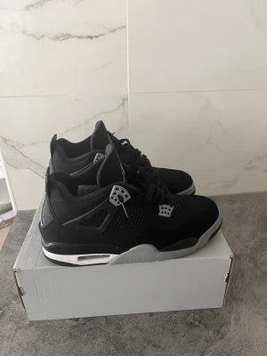 Jordan 4 - Säljer mina Jordan 4 i grå/svart färg. De är i mycket bra skick och endast använda några gånger. Storlek 44.
