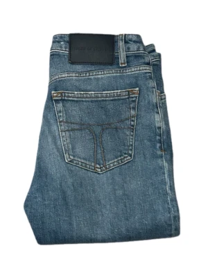Tiger Of Sweden Ljusblåa Jeans  - Säljer ett par klassiska blå jeans med rak passform och snygga kontrastsömmar. Jeansen har en enkel bakficka och är tillverkade i ett slitstarkt denimtyg. Perfekta för en avslappnad och trendig look. W26 L32