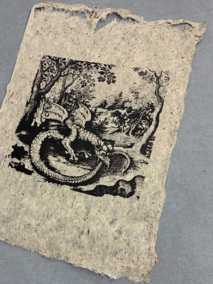 Ouroboros på hemmagjort papper  - Klassisk motiv från någon klassisk gammal gammal bok jag inte just nu orkar titta upp årtal eller namn på . Kommer förpackad fint men aldrig ensam 