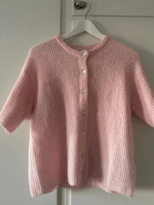  stickad kofta  - Jätte fin rosa stickad kofta från Gina Tricot. Endast använd 1 gång. 