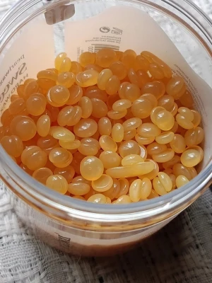 Pearlwax Honey - Sweet Honey for Tougher Hair, från företaget Pearlwax  där är 123/150g kvar, pga att jag vaxar mig på salong nu behövs det inte längre, den är inköpt förra månaden.