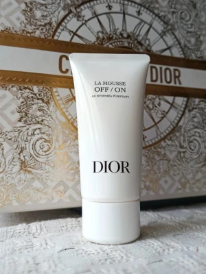 Dior Cleanser OFF/ON La Mousse  - Travel Sized new 50ml A cleanser for everyone and sny occasion, removes makeup, sunscreen & other impurities.  A foaming cream Cleanser from Dior . . . obs: filmar förpackning och vägning av alla mina annonser för att förhindra skamköp <3