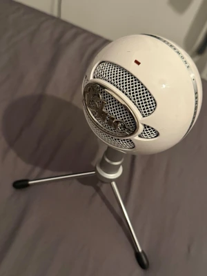 Blue Snowball Ice Mikrofon - Blue Snowball Ice mikrofon med USB-anslutning. Mikrofonen är vit och kommer med ett stativ, fungerar felfritt.
