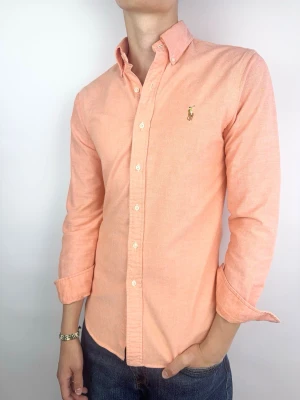 Ralph Lauren skjorta rosa - Ralph Lauren Skjorta Märke: Polo Ralph Lauren Storlek: S Passform: Slimfit Färg: Rosa Skick: Mycket bra Beskrivning: utan defekter. Modellen på bilden: 183 cm / 72 kg
